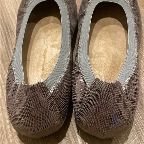 Vionic Women's Flats - Picture 4 of 4